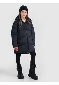 4f - 4F Płaszcz puchowy z wypełnieniem syntetycznym dziewczęcy - czarny 152 (11-12 lat). Okazja: na co dzień. Typ kołnierza: kaptur. Kolor: czarny. Materiał: puch, syntetyk. Długość: do kolan. Wzór: gładki. Sezon: lato. Styl: casual, klasyczny, sportowy #1