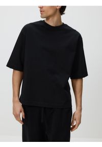 Reserved - T-shirt cropped boxy z bawełny - czarny. Kolor: czarny. Materiał: bawełna #1