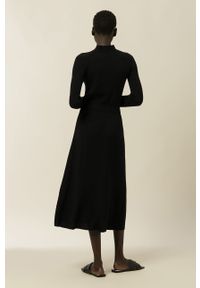 IVY & OAK - Ivy & Oak Sukienka kolor czarny midi prosta. Okazja: na co dzień. Kolor: czarny. Materiał: wełna, materiał. Długość rękawa: długi rękaw. Typ sukienki: proste. Styl: casual. Długość: midi #4