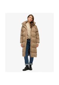 Damska długa kurtka z kapturem Superdry. Typ kołnierza: kaptur. Kolor: brązowy. Materiał: puch. Długość: długie #1