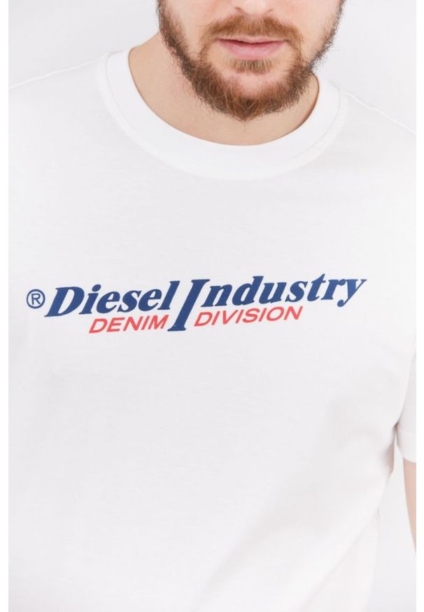 Diesel - DIESEL Biały t-shirt męski z granatowym logo, Rozmiar L. Kolor: biały. Materiał: prążkowany