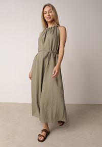 Born2be - Zielona Wiskozowa Sukienka Bez Rękawów z Warkoczowym Splotem przy Dekolcie Shirineli. Okazja: na co dzień. Kolekcja: plus size. Kolor: zielony. Materiał: wiskoza. Długość rękawa: bez rękawów. Wzór: ze splotem. Typ sukienki: proste, dla puszystych. Styl: elegancki, casual, klasyczny, boho #8