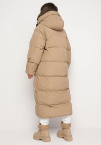 Born2be - Ciemnobeżowa Długa Kurtka Pikowana Płaszcz na Zamek z Kapturem Lesea. Okazja: na co dzień. Typ kołnierza: kaptur. Kolor: beżowy. Materiał: dzianina, jeans. Długość: długie. Styl: casual, elegancki #6