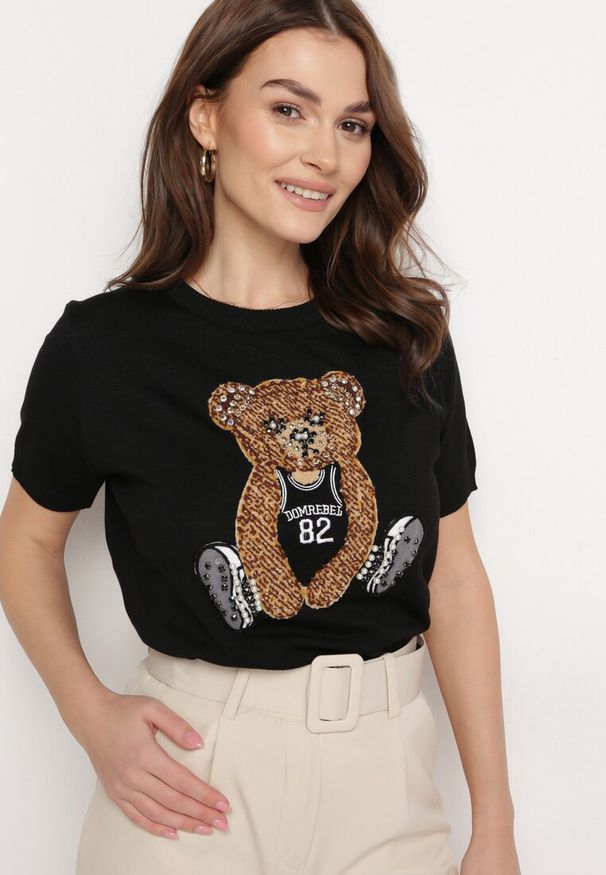 Born2be - Czarna Wiskozowa Bluzka z Wełnianą Naszywką z Misiem i Cyrkoniami Nyphaim. Kolor: czarny. Materiał: wiskoza, wełna. Długość rękawa: krótki rękaw. Długość: krótkie. Wzór: aplikacja