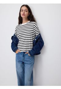 Reserved - Longsleeve w paski - złamana biel. Materiał: dzianina. Długość rękawa: długi rękaw. Wzór: paski