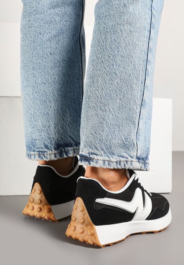Renee - Czarno-Białe Sneakersy z Geometrycznym Wzorem Jenaviella. Nosek buta: okrągły. Zapięcie: sznurówki. Kolor: czarny. Materiał: materiał. Wzór: geometria. Obcas: na obcasie. Wysokość obcasa: niski