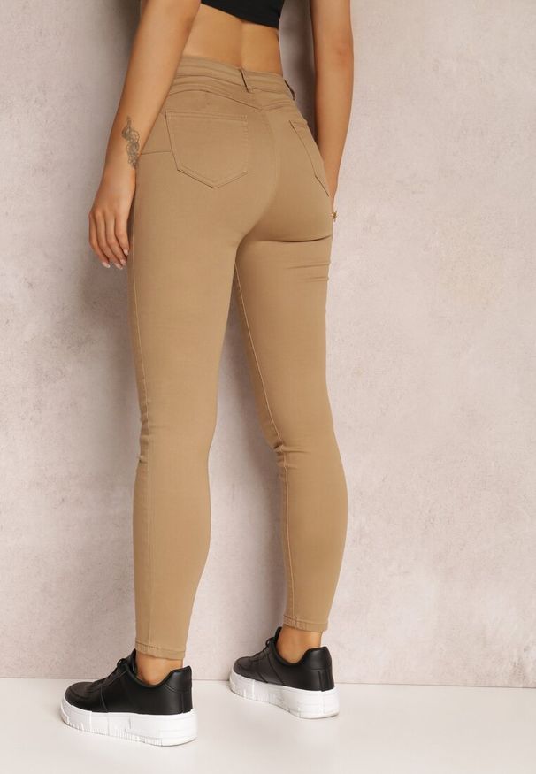 Renee - Beżowe Spodnie Skinny Eulalia. Kolor: beżowy. Materiał: tkanina. Długość: długie. Wzór: gładki. Styl: klasyczny