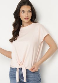 Born2be - Jasnoróżowy T-shirt z Bawełny z Ozdobnym Wiązaniem Sunitra. Okazja: na co dzień, na spotkanie biznesowe. Kolor: różowy. Materiał: bawełna. Sezon: lato, wiosna. Styl: biznesowy, klasyczny, casual #6