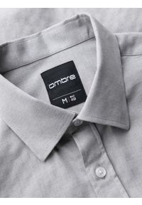 Ombre Clothing - Koszula męska SLIM FIT z ozdobnej tkaniny z kieszonką – szara V2 - Rozmiar: S. Okazja: do pracy. Typ kołnierza: kołnierzyk klasyczny. Kolor: szary. Materiał: tkanina. Wzór: haft, ze splotem. Styl: klasyczny, elegancki #4