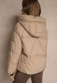 Renee - Beżowa Kurtka Puffer z Pikowaniem Kapturem i Kieszonką przy Rękawie Galeida. Okazja: na co dzień, na spacer. Kolor: beżowy. Materiał: jeans. Długość: krótkie. Styl: casual #3