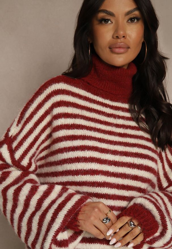 Renee - Bordowy Golf z Dodatkiem Wełny Ozdobiony Paskami Monarria. Okazja: na co dzień. Typ kołnierza: golf. Kolor: czerwony. Materiał: wełna. Wzór: aplikacja. Styl: casual, elegancki