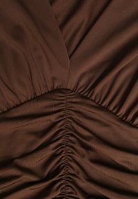 Renee - Brązowa Taliowana Sukienka Longsleeve z Wiskozą z Marszczeniem i Dekoltem V Elirie. Okazja: na randkę, na imprezę. Kolor: brązowy. Materiał: wiskoza. Długość rękawa: długi rękaw. Typ sukienki: oversize #7