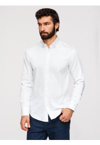 Ombre Clothing - Klasyczna męska koszula SLIM FIT z tkaniny satynowej – biała V1 - Rozmiar: XL. Okazja: na spotkanie biznesowe, na co dzień. Typ kołnierza: kołnierzyk klasyczny. Kolor: biały. Materiał: tkanina, satyna. Wzór: gładki. Styl: klasyczny