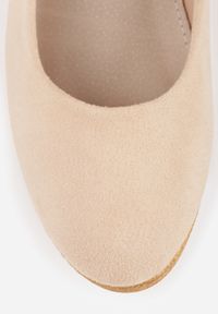 Renee - Jasnobeżowe Czółenka Vices na Koturnie ze Skórzaną Wkładką w Stylu Boho Mivella. Kolor: beżowy. Materiał: skóra. Wzór: nadruk. Obcas: na koturnie. Styl: boho #8