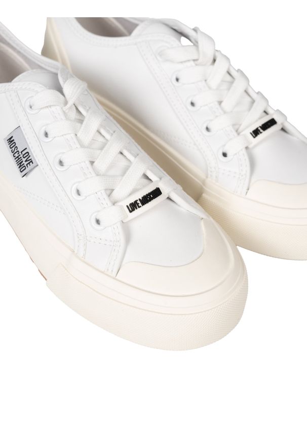 Love Moschino Trampki | JA15012G1LIA0 | Kobieta | Biały. Okazja: na co dzień. Kolor: biały. Materiał: skóra. Styl: elegancki, casual, klasyczny