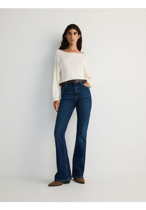 Reserved - Jeansy flare high waist - granatowy. Stan: podwyższony. Kolor: niebieski
