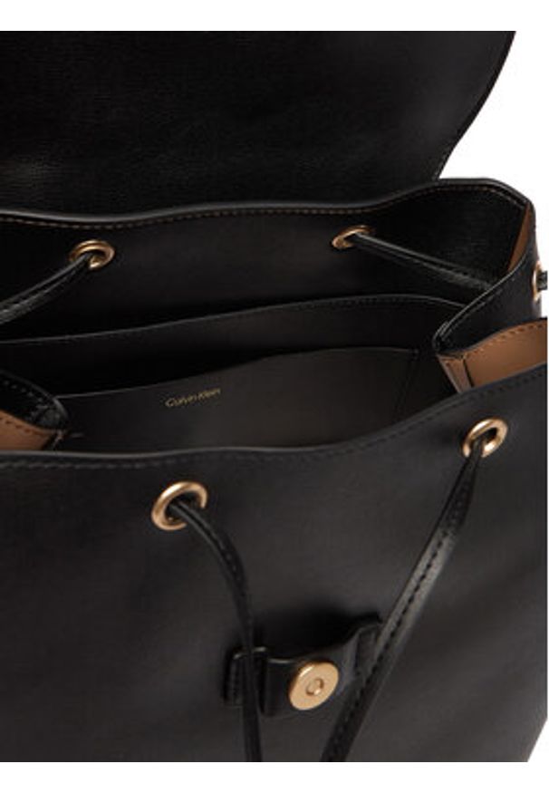 Calvin Klein Plecak Foil Logo Large Flap Backpack LV04F3505G Czarny. Kolor: czarny. Materiał: skóra