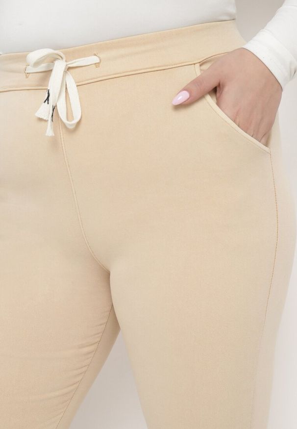Born2be - Jasnobeżowe Spodnie Skinny ze Sznurkiem w Pasie i Kieszeniami Irfana. Okazja: na co dzień. Kolor: beżowy. Styl: elegancki, casual