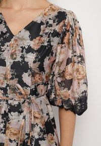 Born2be - Czarna Wiskozowa Sukienka o Rozkloszowanym Kroju w Kwiaty Redameira. Okazja: na co dzień. Typ kołnierza: dekolt w kształcie V. Kolor: czarny. Materiał: wiskoza. Wzór: kwiaty. Sezon: wiosna, lato. Typ sukienki: rozkloszowane. Styl: klasyczny, casual, elegancki #2