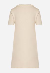 Born2be - Jasnobeżowa Trapezowa Sukienka Sweterkowa Ozdobiona Perełkami Eletusa. Okazja: na co dzień. Kolor: beżowy. Wzór: aplikacja. Typ sukienki: trapezowe. Styl: casual, elegancki. Długość: midi #7
