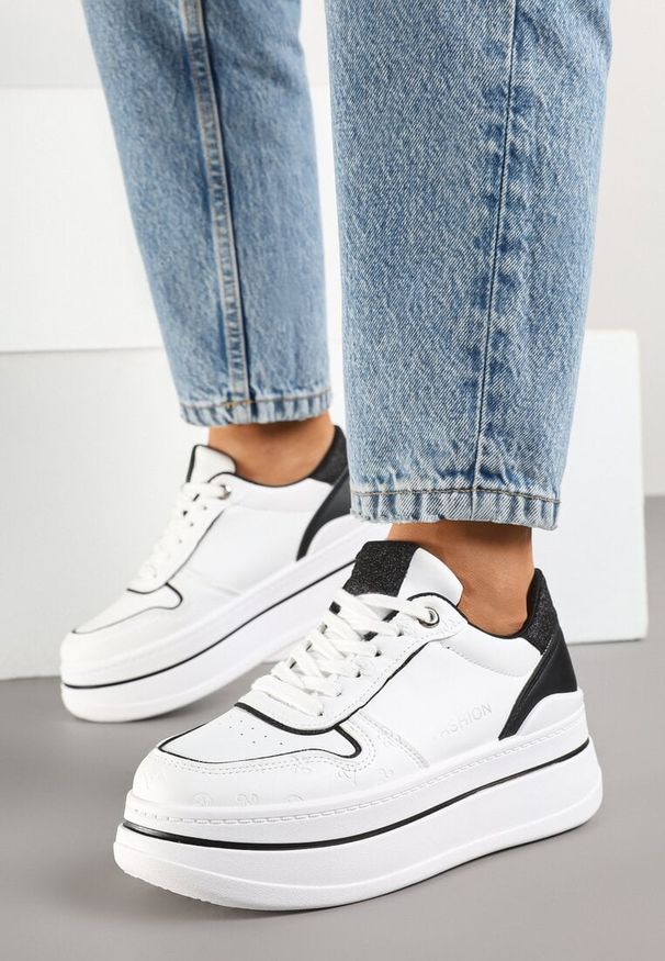 Renee - Biało-Czarne Sneakersy na Platformie Ozdobione Brokatem i Napisem Udivoria. Okazja: na co dzień. Kolor: biały. Materiał: jeans. Wzór: napisy, aplikacja. Obcas: na platformie