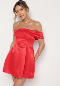 Born2be - Czerwona Satynowa Sukienka Hiszpanka Vices z Kwiatowymi Aplikacjami Fennalisa. Okazja: na ślub cywilny, na wesele, na imprezę. Typ kołnierza: dekolt hiszpanka. Kolor: czerwony. Materiał: satyna. Wzór: aplikacja, kwiaty. Sezon: lato #1