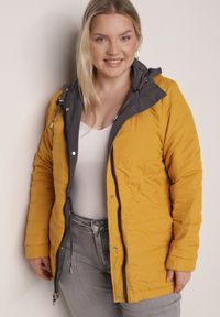 Born2be - Szaro-Żółta Przejściowa Kurtka Dwustronna Parka z Pikowaniem i Kapturem Tidare. Okazja: na co dzień, na spacer. Kolekcja: plus size. Kolor: szary. Materiał: jeans, poliester. Styl: casual, sportowy #3