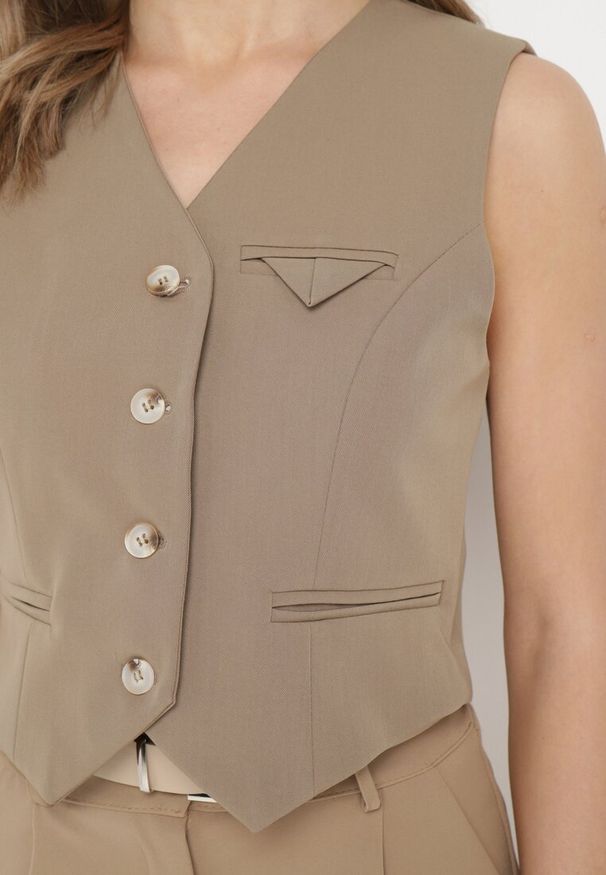 Born2be - Ciemnobeżowa Kamizelka Garniturowa z Imitacją Kieszonek Mawelin. Kolor: beżowy