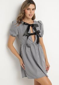 Born2be - Czarna Rozkloszowana Sukienka w Kratkę Vichy w Stylu Retro z Wiązaniem Telionea. Okazja: na co dzień. Kolor: czarny. Wzór: kratka. Typ sukienki: rozkloszowane. Styl: retro #3