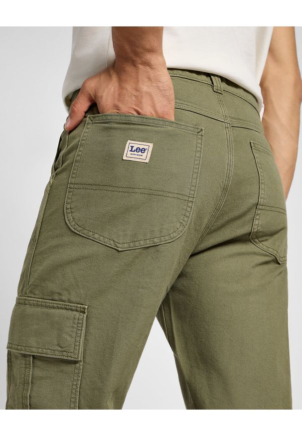 Lee - LEE MĘSKIE SPODNIE MATERIAŁOWE CARGO PANT MERCANTILE GREEN 112355782 L72K008526