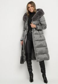 Born2be - Szara Długa Kurtka Puchowa z Pikowanymi Przeszyciami i Kapturem z Futrem Zevea. Okazja: na spacer, na co dzień. Kolor: szary. Materiał: futro, puch. Długość: długie. Styl: casual, elegancki #7
