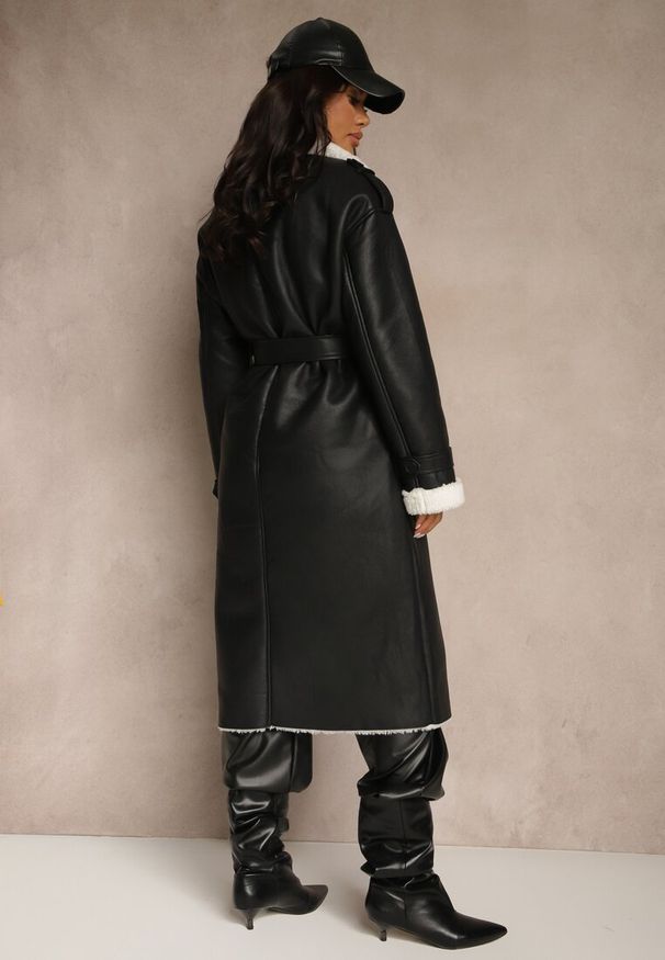 Renee - Czarny Płaszcz z Imitacji Skóry z Futerkiem o Dwurzędowym Kroju z Paskiem Zuzze. Okazja: na spacer, na co dzień. Kolor: czarny. Materiał: skóra, futro. Długość rękawa: długi rękaw. Długość: długie. Wzór: aplikacja. Styl: casual, elegancki