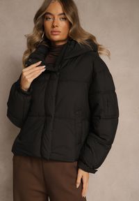 Renee - Czarna Kurtka Puffer z Pikowaniem Kapturem i Kieszonką przy Rękawie Galeida. Okazja: na co dzień, na spacer. Kolor: czarny. Materiał: jeans. Długość: krótkie. Styl: casual