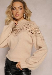 Renee - Beżowy Sweter Dzianinowy z Wstawką z Koronki Laroline. Kolor: beżowy. Materiał: koronka, dzianina. Długość: długie. Wzór: koronka