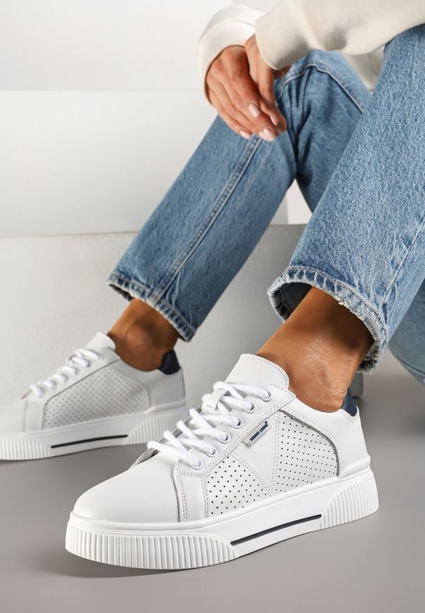Born2be - Białe Skórzane Sneakersy w Stylu Tenisówek Zdobione Perforacją Vivolla. Okazja: na co dzień. Kolor: biały. Materiał: skóra. Wzór: aplikacja