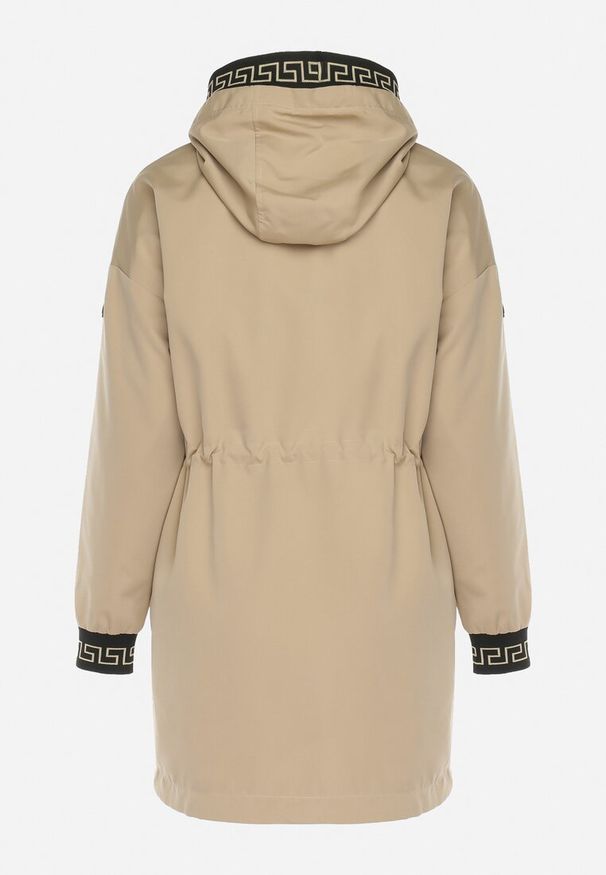 Born2be - Ciemnobeżowa Kurtka o Fasonie Parki z Metalicznym Wzorem na Kapturze i Rękawach Anelvi. Typ kołnierza: kaptur. Kolekcja: plus size. Kolor: beżowy. Styl: klasyczny