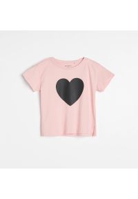 Reserved - T-shirt z nadrukiem o fakturze tablicy kredowej - Różowy. Kolor: różowy. Wzór: nadruk #1