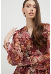 Guess kombinezon kolor bordowy z dekoltem w szpic. Okazja: na co dzień. Kolor: czerwony. Długość rękawa: długi rękaw. Długość: długie. Styl: casual #3