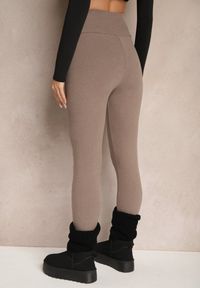 Renee - Ciemnobeżowe Legginsy High Waist z Metaliczną Ozdobą Batila. Stan: podwyższony. Kolor: beżowy. Materiał: dzianina. Wzór: aplikacja #5