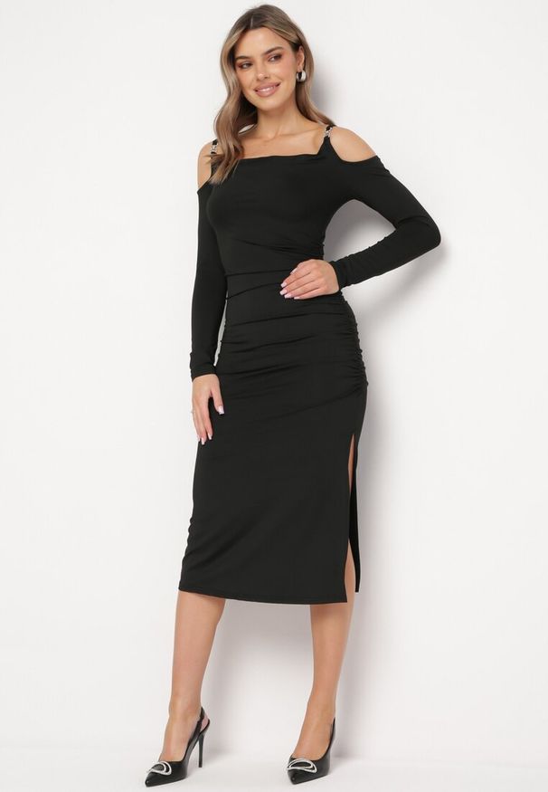 Born2be - Czarna Koktajlowa Sukienka z Wyciętym Ramionami z Klamerką i Marszczeniem Glimie. Kolor: czarny. Styl: wizytowy