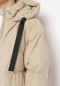 Born2be - Beżowa Długa Kurtka Pikowana Płaszcz na Zamek z Kapturem Lesea. Okazja: na co dzień. Typ kołnierza: kaptur. Kolor: beżowy. Materiał: dzianina, jeans. Długość: długie. Styl: casual, elegancki #7