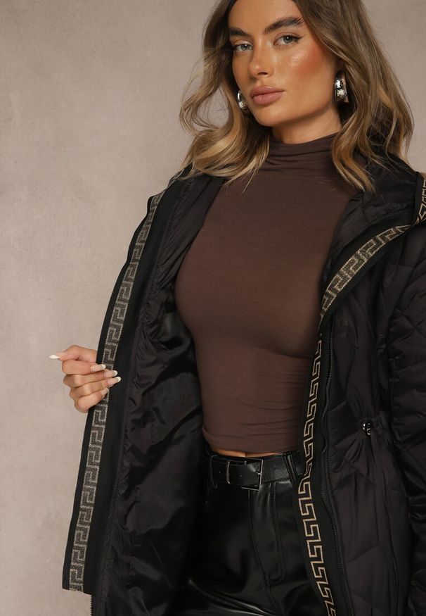 Renee - Czarna Kurtka z Pikowanymi Przeszyciami Kapturem i Troczkami w Talii Tiomarе. Okazja: na spacer. Kolor: czarny. Materiał: poliester, jeans, skóra