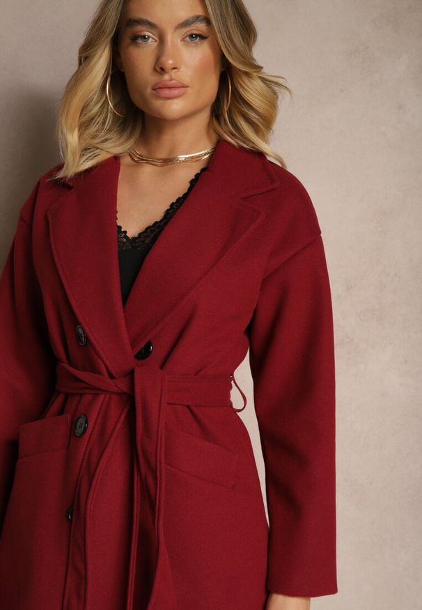 Renee - Bordowy Płaszcz Dwurzędowy Wiązany Meollie. Kolor: czerwony. Długość: długie. Sezon: jesień, wiosna