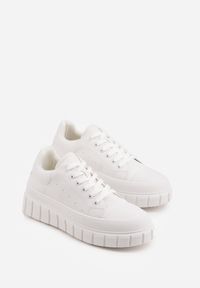 Renee - Białe Sneakersy VICES na Platformie w Stylu Chunky z Perforacją Hypsyllis. Okazja: na co dzień. Kolor: biały. Materiał: jeans. Obcas: na platformie #6