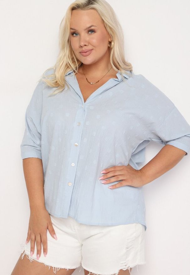 Born2be - Jasnoniebieska Bawełniana Koszula z Krótkim Rękawem w Ozdobne Kropki Tinasenna. Okazja: do pracy, na spotkanie biznesowe. Typ kołnierza: dekolt w kształcie V, kołnierzyk klasyczny. Kolekcja: plus size. Kolor: niebieski. Długość: krótkie. Wzór: kropki. Materiał: bawełna. Długość rękawa: krótki rękaw. Styl: elegancki, biznesowy, klasyczny