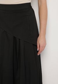 Born2be - Czarna Plisowana Spódnica z Wiskozą Bawełną i Ozdobną Falbaną Natielia. Okazja: na co dzień. Kolor: czarny. Materiał: bawełna, wiskoza. Styl: casual, elegancki #4