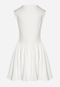 Born2be - Biała Rozkloszowana Sukienka Ozdobiona Kwadratowym Dekoltem Halelira. Okazja: na co dzień. Typ kołnierza: dekolt kwadratowy. Kolor: biały. Wzór: aplikacja. Typ sukienki: rozkloszowane, proste. Styl: klasyczny, casual, elegancki #3