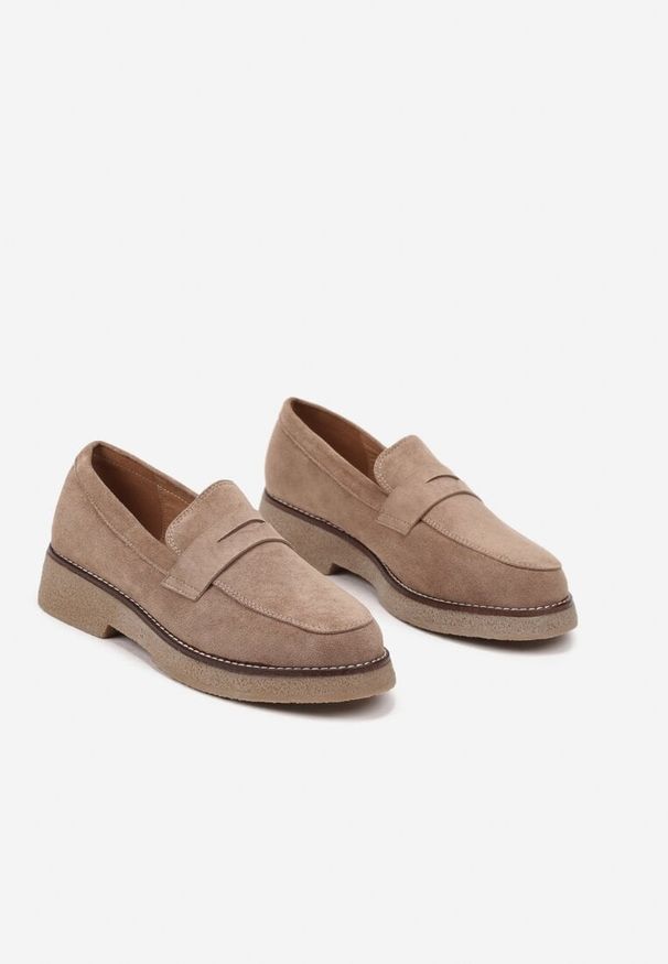 Born2be - Ciemnobeżowe Mokasyny z Imitacji Zamszu na Kontrastowej Podeszwie Beliara. Okazja: na co dzień, do pracy. Kolor: beżowy. Materiał: zamsz. Styl: elegancki, casual
