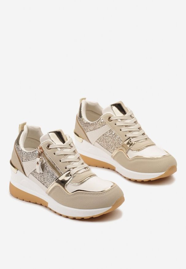 Born2be - Beżowo-Złote Sneakersy na Koturnie z Suwakiem i Ozdobnymi Naszywkami Jelenia. Nosek buta: okrągły. Zapięcie: sznurówki. Kolor: beżowy. Materiał: materiał. Wzór: aplikacja. Obcas: na koturnie. Wysokość obcasa: średni