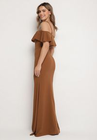 Born2be - Brązowa Sukienka z Odkrytymi Ramionami i Rozcięciem Zdobiona Falbanką Maranitia. Okazja: na imprezę. Kolor: brązowy. Długość rękawa: na ramiączkach. Wzór: aplikacja. Typ sukienki: z odkrytymi ramionami. Styl: elegancki #3